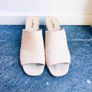  - • bekväma att gå i • sandfärgade • säljer pga för stora för mig 