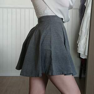 Grå jättefin skater kjol i storlek S. Använd ett fåtal gånger, kommer inte till användning längre. 50 kr, köpare står för frakt. 💖 