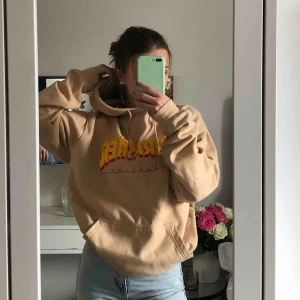  - Fake Thrasher hoodie, ser dock äkta ut. Knappt använd och super mysig🤩 frakt 88kr men kan mötas i stockholm.