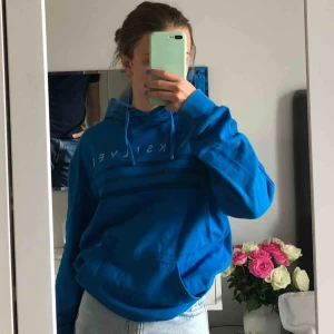  - Nästintill oanvänd hoodie från Quiksilver🤗 frakt 66kr men kan mötas i Stockholm 