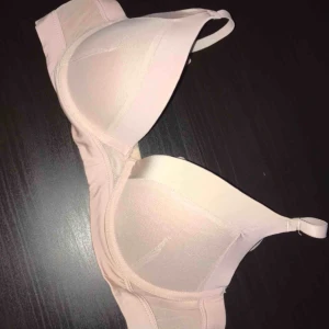  - Hudfärgad bh med mesh detaljer💕 Behån har bygel med lite vaddering.