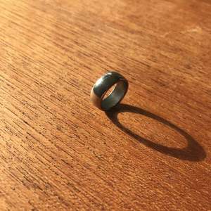 Stainless Steel Ring! Använd och har lite små ”fläckar” inne i ringen, men inget tydligt på utsidan.