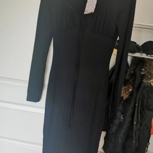 Svart klänning  - Helt ny. Skönt material. Storlek 36 