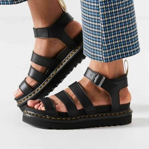  - Dr Martens Blair vegan. Nypris ca 1300kr. Storlek 37, passar även en smal 38! Superskön lite bouncy sula, knappt använda. Hämtas vid st eriksplan 