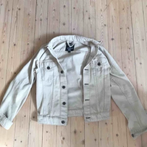  - Beige jeansjacka i mycket bra skick🖤 Köparen står för frakt
