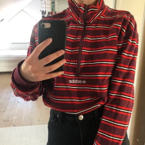 Adidas longsleeve - Skitcool Adidas tröja, köpt på Urban Outfitters i CPH. Storlek S men passar även M beroende på hur man vill att den ska sitta. Mycket bra skick. Betalningen sker via swish🖤 (frakt 66kr) 