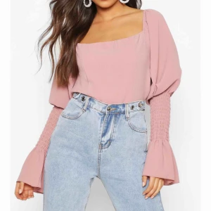  - Säljer denna helt nya rosa toppen från Boohoo. Endast testad en gång säljer pga för liten för mig. Skulle säga att den är croptoppad. Köparen står för frakten. 