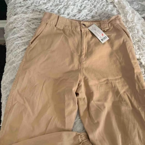  - Helt oanvända byxor från Gina tricot. Prislappen är kvar och frakt tillkommer❤️