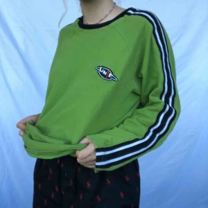  - Jätte snygg grön tröja från unif köpt för 3 år sen från deras hemsida! Möts upp på gröna linjen :)