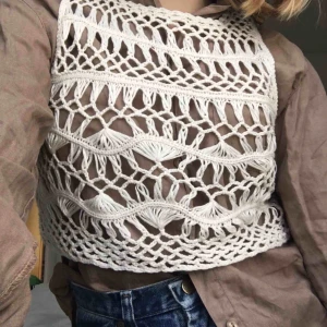  - Frakten ingår! Skitsnygg ”virkad” och croppad väst från H&M. Lappen är avklippt men jag skulle gissa på storlek XS/ S. Aldrig använd så gott skick. Perfekt inför våren och sommaren ☀️ supertrendig!!!