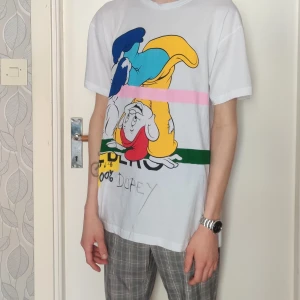 Iceberg t-shirt M (oversized) - Iceberg t-shirt i relativt bra skick. Inköpt från farfetch i höstas. Dessvärre har den tvättats i maskin vid ett tillfälle och då tog trycket lite stryk. Främst det rosa partiet som syns på bild tre. 