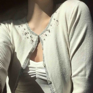 Fin kofta med pärlor - En jättefin vintage kofta med glittriga kanter och fastsydda pärlor och stenar ✨