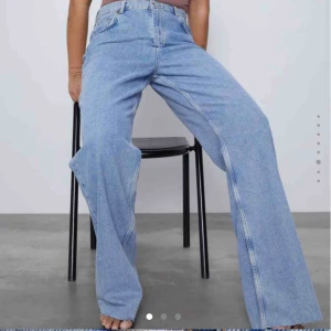  - Helt nya zara jeans i den populära modellen. Lappar kvar. Storlek 34. 
