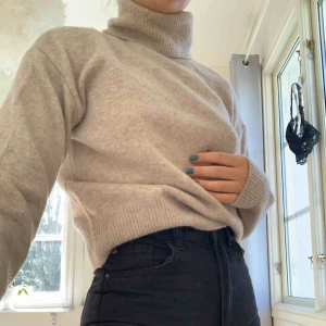  - Beige stickad polo från h&m, aldrig använd så nyskick! Jättesnygg verkligen, men får ingen användning för den. Liten frakt tillkommer