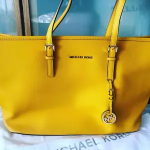 Totally new 100% brand Michael Kors bag. I bought it from NK and never used. 