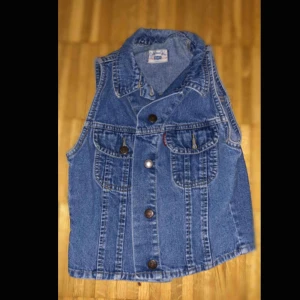  - Nästan oanvänd Rocky jeans väst. Alla knappar är på och har dessutom 2 fickor. Storlek S. Original priset: 300kr Nästan oanvänd! 