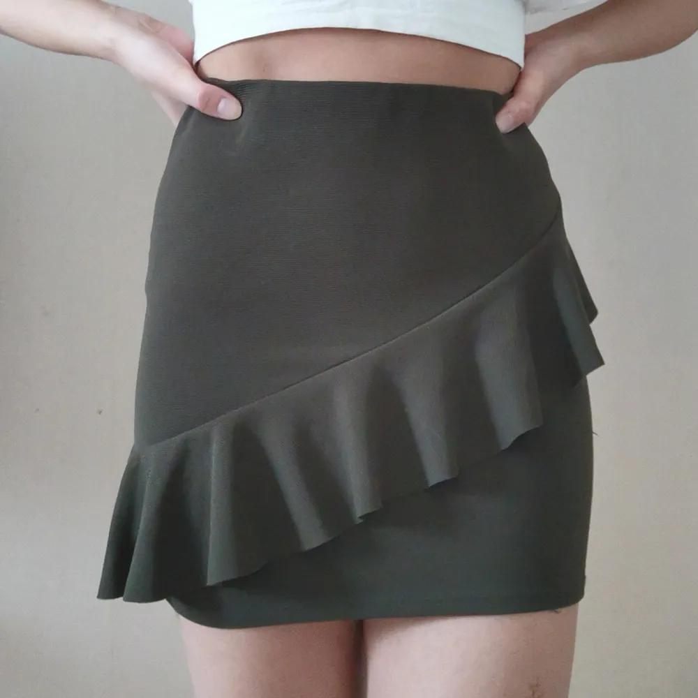 Grön tight kjol med volang i skön och bra material. Den är använd ca 2-3 gånger och är i bra skick. Kan fraktas men köparen står för frakten :). Kjolar.