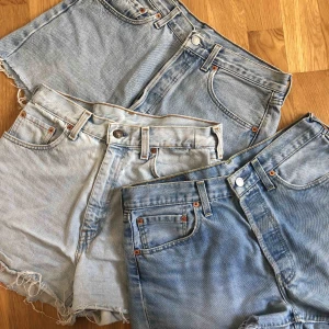 Levis shorts - ENDAST LJUSASTE PARET KVAR!  100kr/st Levis shorts. Kontakt för fler frågor  Köparen står för frakt, kan mötas i centrala sthlm. 