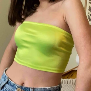  - Säljer dena superfina neongula/gröna tubtoppen från H&M! Den är superbra då den har gummi på överdelen av toppen så att den inte ramlar ner. Den är väldigt stretchiga och passar också s.