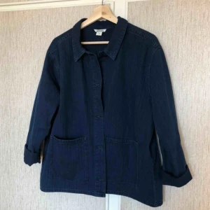  - Tunn och vårig denimjacka/overshirt från Monki. Kort och vid i modellen; storlek M men funkar på en S också (är själv en 36a). Priset är inklusive frakt.