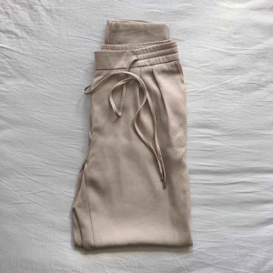  - Ett par fina knappt använda byxor från Zara basic. (Frakt tillkommer om den ska skickas)
