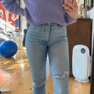  - Säljer både tröjan och jeansen, tröjan är i stl xs och kostar 200kr, jeansen är från Gina och kostar 250kr stl xs (båda plaggen är i jättebra skick och passar även S)