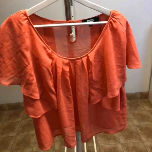  - Söt somrig blus ifrån Bik Bok i storlek L med två knappar back i ryggen. Den är lite mer än 2 år gammal, men har dock inte använt den många gånger alls! Den är i bra skick!  Frakt får ni stå för själva. 