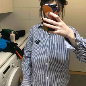  - Skjorta med liknande commes de garcons hjärta (men fake, dessvärre).  På lappen står det 38, men det tvivlar jag på då den sitter som en tight skjorta på mig som är S/XS/34. Väldigt fin skjorta iallafall :))). Fraktar såklart