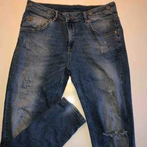 Väl använda jeans med slitningar och hål på vänster ben🥳 Det står L men passar även M Köparen står för frakten 💕