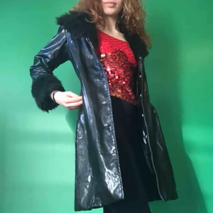 Svart kappa med dejt päls - Super snygg vår kappa. Skulle säga att den passar båda S och M. Köparen står för frakten 💕 Den saknar en knapp men det är bara att sy på:)