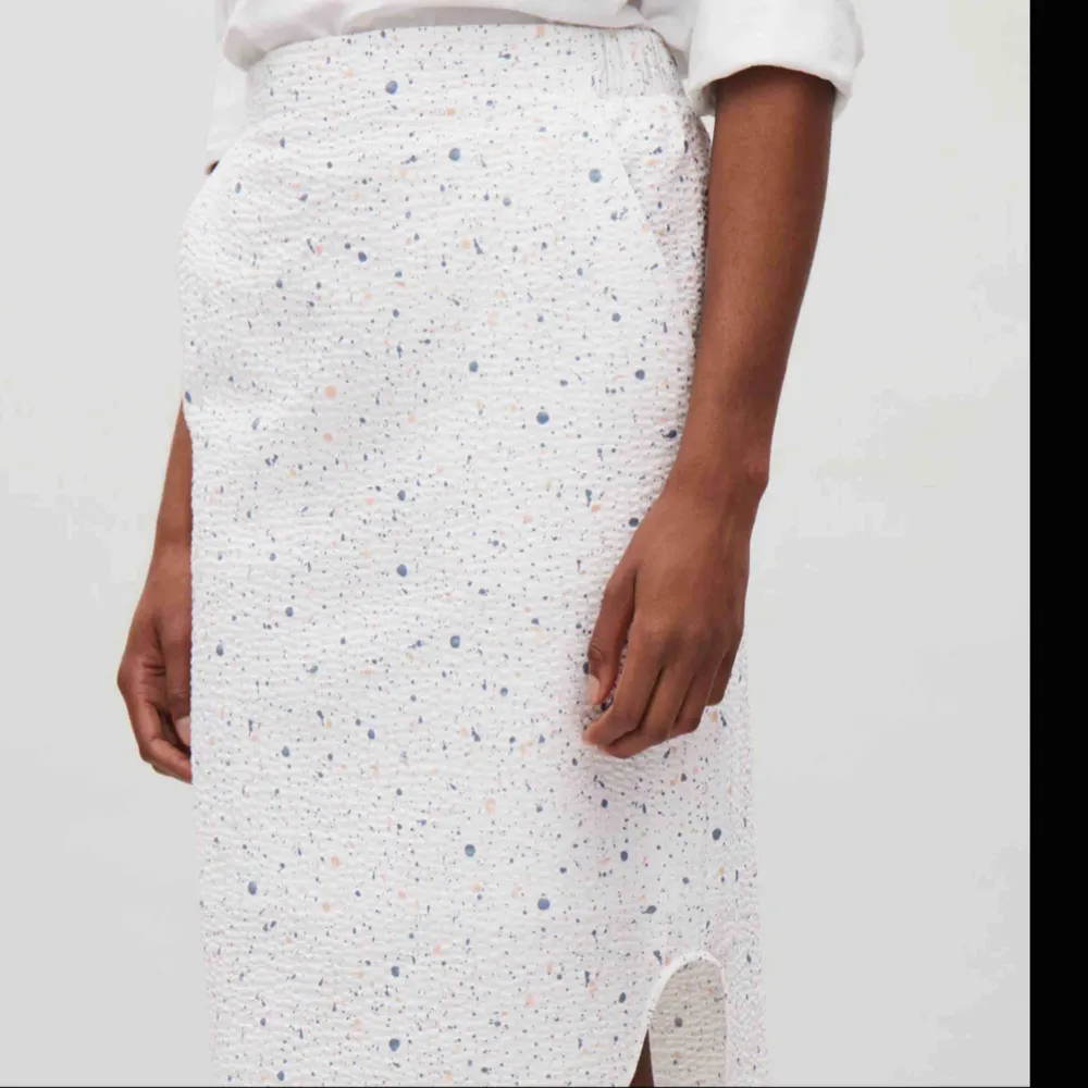 Superhärlig kjol ifrån COS, köpt förra sommaren, knappt använt! Den är lite längre baktill, framgår på sista bilden!. Kjolar.