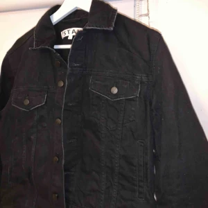  - Så cool Jeansjacka från stay. Storlek L men skulle säga att den är mindre. Jag har vanligtvis S/M och den sitter lite oversized, ni ser på bilden. Perfekt skick så jag knappt använt den
