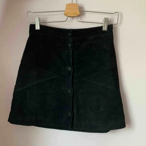  - Svart minikjol i mocka🐄 Passar till ALLT, det perfekta plagget till alla tillfällen🥳🤗