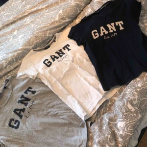  - 3 olika färger mörkblå,vit och grå. Storlek M mer som en S. Nypris 600kr Alla för 250kr Eller en för 100kr