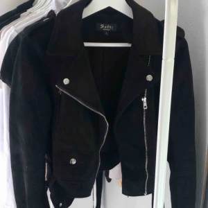  - Snygg jacka i mocka med snygga detaljer, knappt använd men ett litet hål i sömnen på ena inneärmen men kan lätt fixas. Kan skicka bilder på hålet, köpare står för frakt