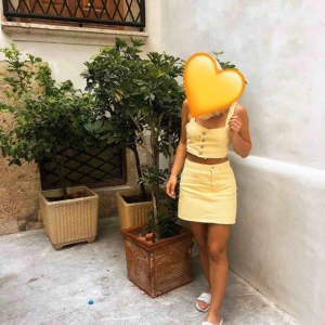  - Gul jeans topp Bra skick Sparat vatten: ca 2000 liter Sparat CO2: ca 1.2 kg