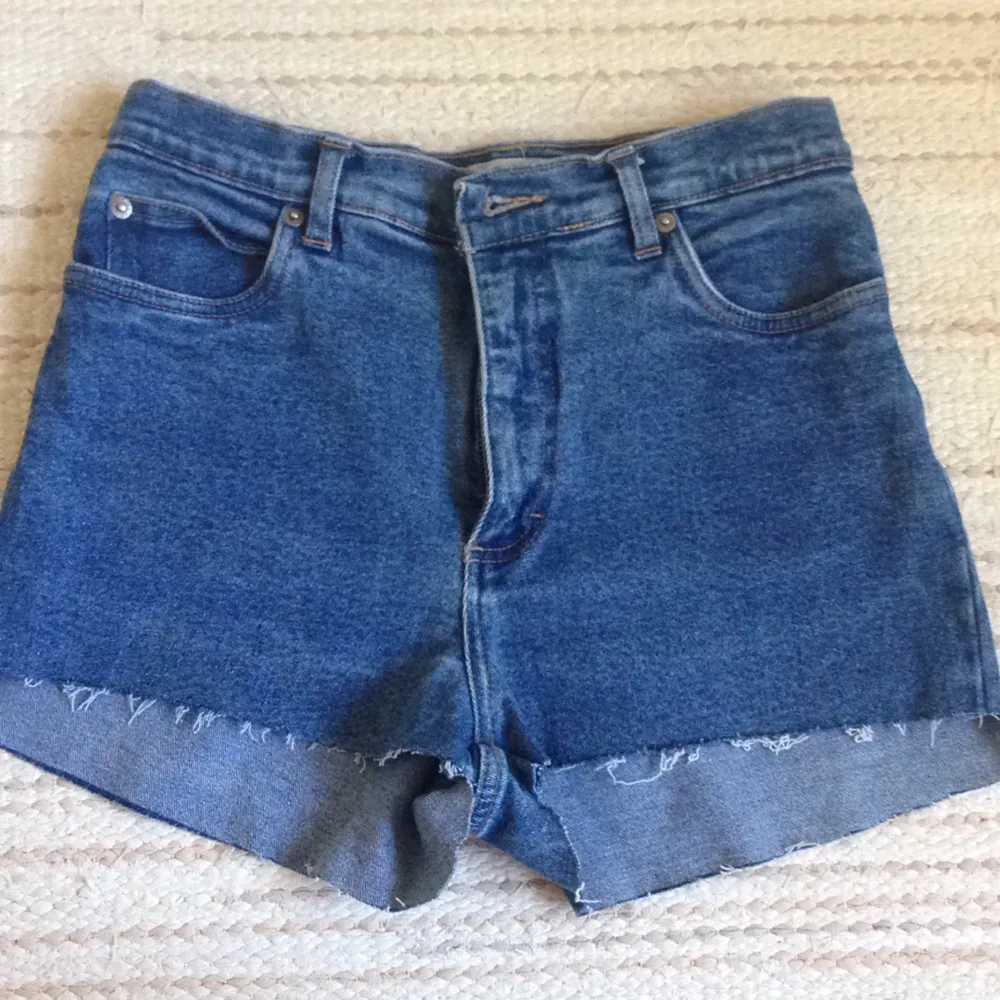 Skönare jeansshorts är svårt att hitta, bra skick . Shorts.