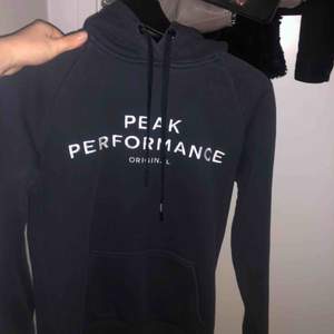 Peak performance hoodie, knappt använd