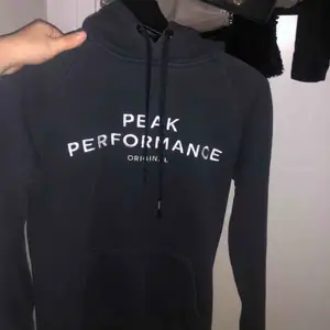 Peak performance hoodie, knappt använd