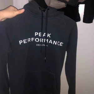 Peak hoodie - Peak performance hoodie, knappt använd