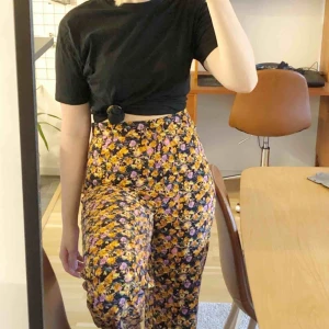  - Vidabrallor ifrån ICHI i härliga våriga & somriga färger 🎨 .  100kr plus frakt 👌🏻  Dragkedjan går inte ända upp men kan ändå stängas helt med en hake. Fråga efter bild om du undrar hur de ser ut 😊👍🏻. Funkar utmärkt ändå!