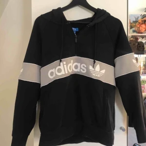 Adidas hoodie  - Hoodie från adidas som man kan klä upp till exempelvis smycken och ett par ljusa jeans. Riktigt snygg kom dock inte till användning så mycket 🥺 Köparen står för frakten (54kr)