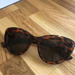  - Skitsnygga solglasögon från NAKD. Fick hem de förra månaden men tycker de ser för stora ut på mitt ansikte, hann inte returnera. De är samma som på den andra bilden fast i bruna ist för svarta! Helt oanvända. 