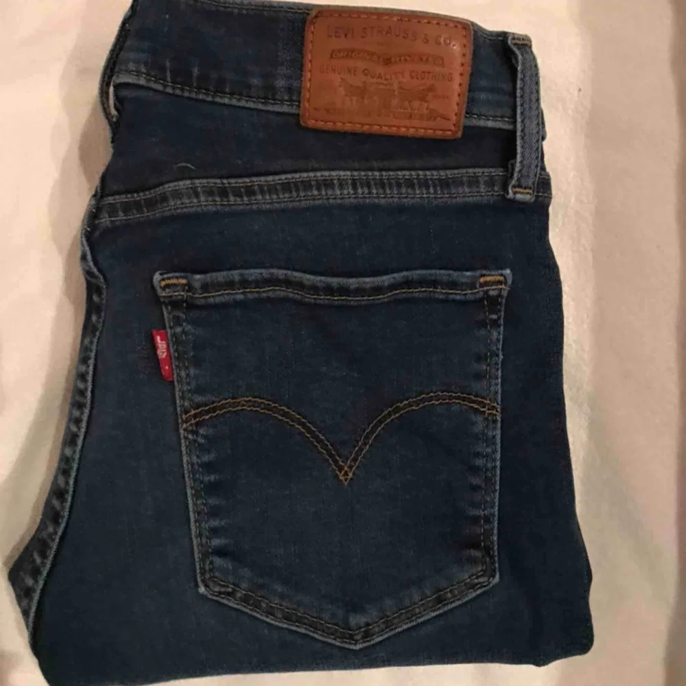 Säljer ett par levis jeans i storlek 26 passar även för dom som har 27. Använda ett fåtal gånger och dom är i ett bra skick. För fler bilder skicka privat. Pris kan sänkas vid snabb affär. 💖. Jeans & Byxor.