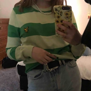  - en vintage, finstickad tröja från LYLE & SCOTT i stl M. ljusgröna toner. kan fraktas mot en extra kostnad 🌻