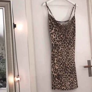  - Hejsan! Säljer denna fina klänningen i Leo print. Den är köpt frön nelly och är i strl S. Bra skick då den endast är testad. Säljer pga att den är för liten.