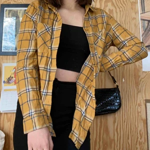  - En jätte härlig gul skjorta från hm! Ni står för frakten🚚✨