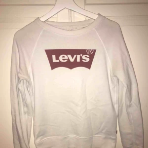  - Vit långärmad tröja från Levis, frakt ingår ej.
