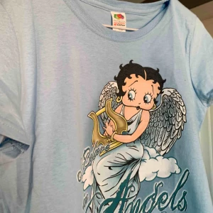  - Helt ny  betty boop t-shirt från dollskill köpt för 350kr, säljer då den inte har kommit till användning 