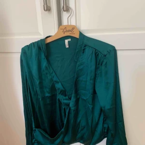  - Grön blus ifrån Nelly.com. Storlek M. Kan även skicka bild på hur den ser ut på. Säljer för den kommer ej till användning. 